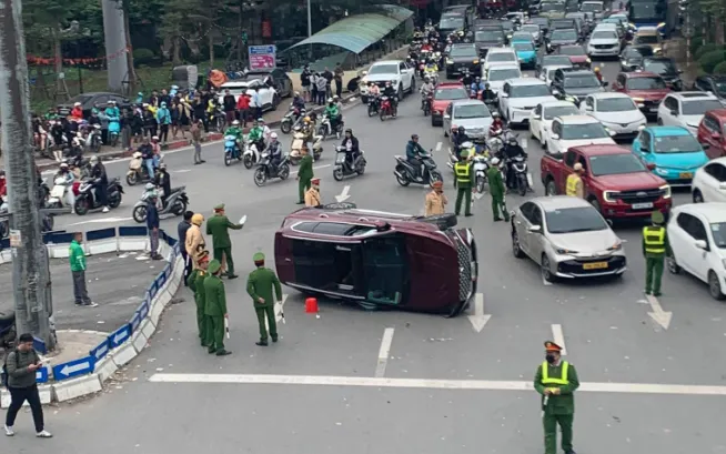 Ô tô con lật nghiêng sau cú va chạm với 2 xe khác ở Ngã Tư Sở.  Ảnh: MXH