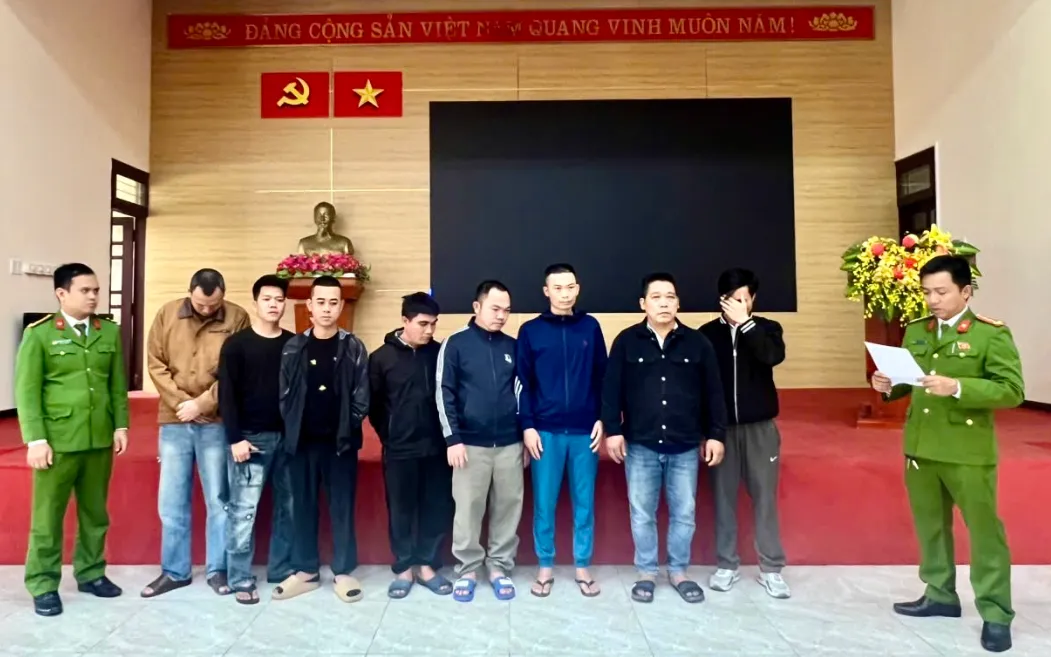 Công an tạm giữ hình sự đối với 8 đối tượng liên quan đường dây đánh bạc. Ảnh: Công an tỉnh Quảng Trị