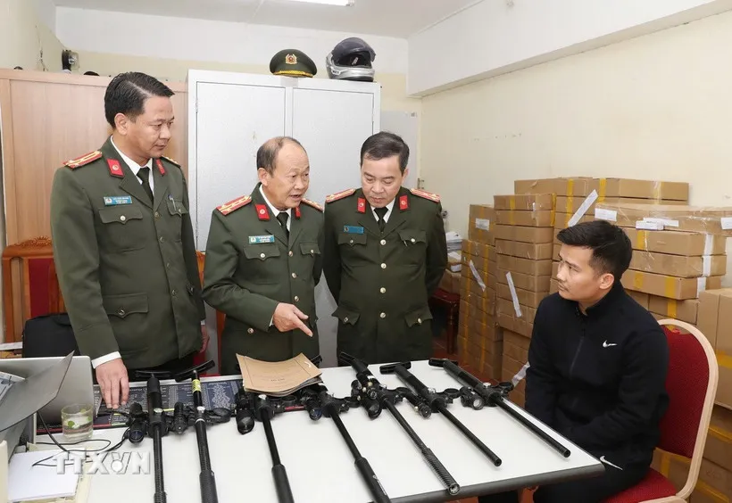 Ph&aacute; vụ mua b&aacute;n, t&agrave;ng trữ tr&aacute;i ph&eacute;p vũ kh&iacute; qu&acirc;n dụng số lượng lớn - Ảnh 1.