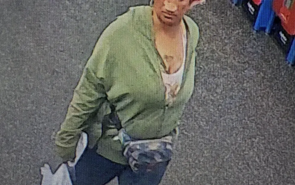 Hình ảnh từ camera giám sát cho thấy Camille Benson đi lại trong một cửa hàng Walmart ở Biloxi, bang Mississippi, nơi người này bị cáo buộc giấu lưỡi dao cạo trong bánh mì (Ảnh: Biloxi Police Department/AP)