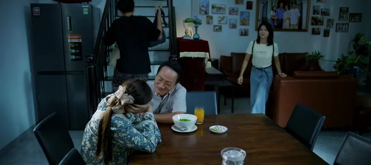 Gia đình trái dấu - Tập 8: Bữa cơm cuối 'chan nước mắt' trước ngày bán nhà- Ảnh 4. Gia đình trái dấu - Tập 8: Bữa cơm cuối 'chan nước mắt' trước ngày bán nhà- Ảnh 4.