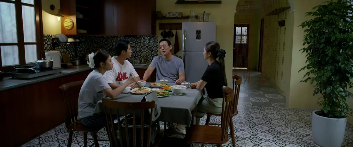 Gia đình trái dấu - Tập 8: Bữa cơm cuối 'chan nước mắt' trước ngày bán nhà- Ảnh 13. Gia đình trái dấu - Tập 8: Bữa cơm cuối 'chan nước mắt' trước ngày bán nhà- Ảnh 13.