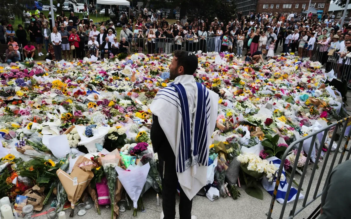 Hàng nghìn người dân từ nhiều tầng lớp đã tới bãi biển Bondi đặt hoa tưởng niệm các nạn nhân, ngày 16/12/2025 (Ảnh: AP)