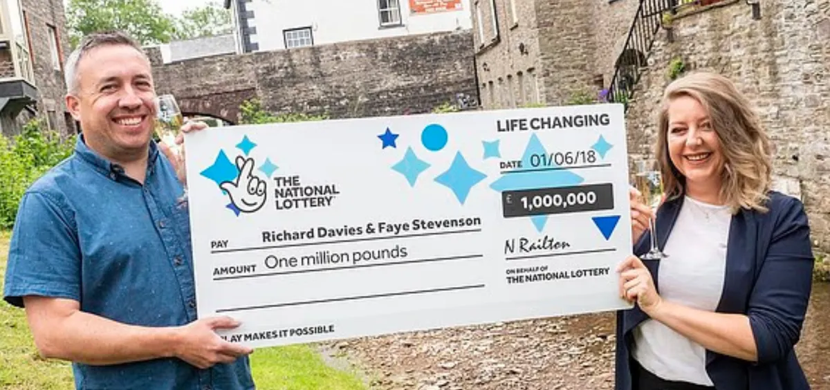 Cặp vợ chồng may mắn nhất nước Anh hai lần tr&uacute;ng giải độc đắc - Ảnh 1.