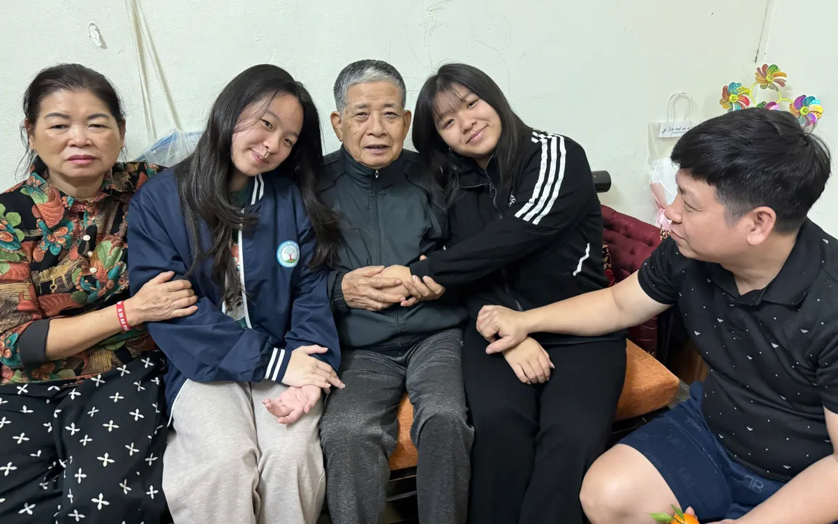 Cụ ông khoẻ mạnh, quây quần cùng gia đình và con cháu.