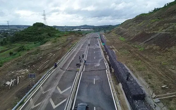 Đoạn đường cao tốc Bắc - Nam dài khoảng 500m bị sạt trượt nghiêm trọng