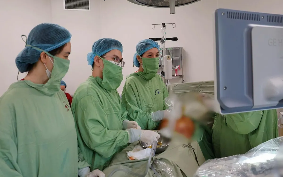 Can thiệp đặt shunt m&agrave;ng phổi cho thai nhi: Gi&agrave;nh lại sự sống từ trong bụng mẹ- Ảnh 1.