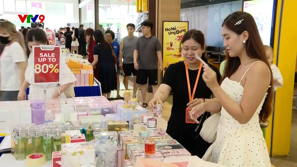 Nhiều khuyến mãi lớn thu hút người tiêu dùng cuối năm