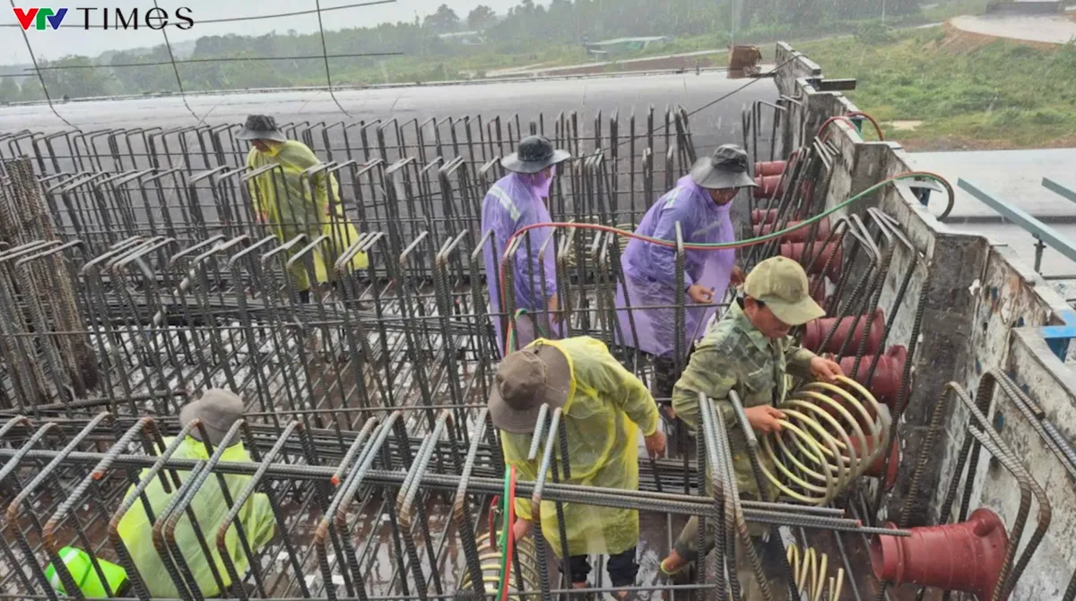 C&ocirc;ng nh&acirc;n l&agrave;m ng&agrave;y, l&agrave;m đ&ecirc;m tại dự &aacute;n đường cao tốc Bi&ecirc;n H&ograve;a - Vũng T&agrave;u để kịp th&ocirc;ng xe - Ảnh 1.