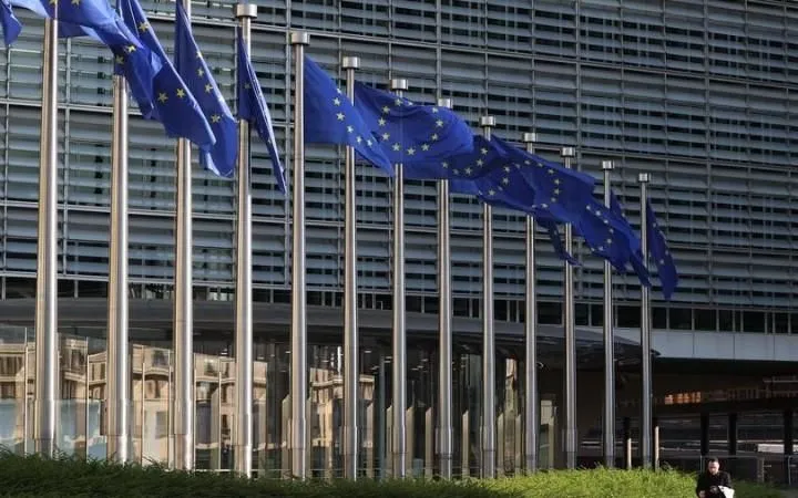 Cờ của Liên minh châu Âu tung bay tại trụ sở Ủy ban châu Âu ở Brussels, Bỉ (Ảnh: Tân Hoa Xã)