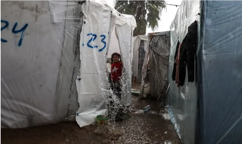 M&ugrave;a đ&ocirc;ng l&agrave;m trầm trọng th&ecirc;m khủng hoảng nh&acirc;n đạo ở Gaza - Ảnh 1.