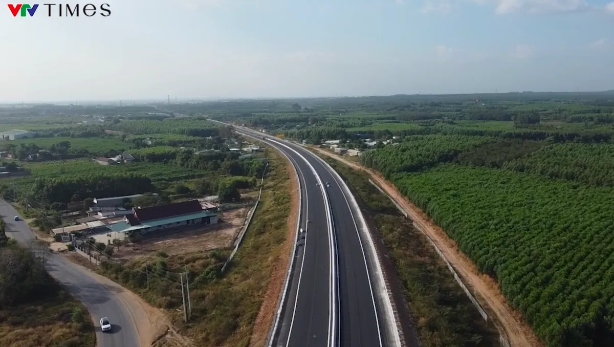 C&ocirc;ng nh&acirc;n l&agrave;m ng&agrave;y, l&agrave;m đ&ecirc;m tại dự &aacute;n đường cao tốc Bi&ecirc;n H&ograve;a - Vũng T&agrave;u để kịp th&ocirc;ng xe - Ảnh 8.