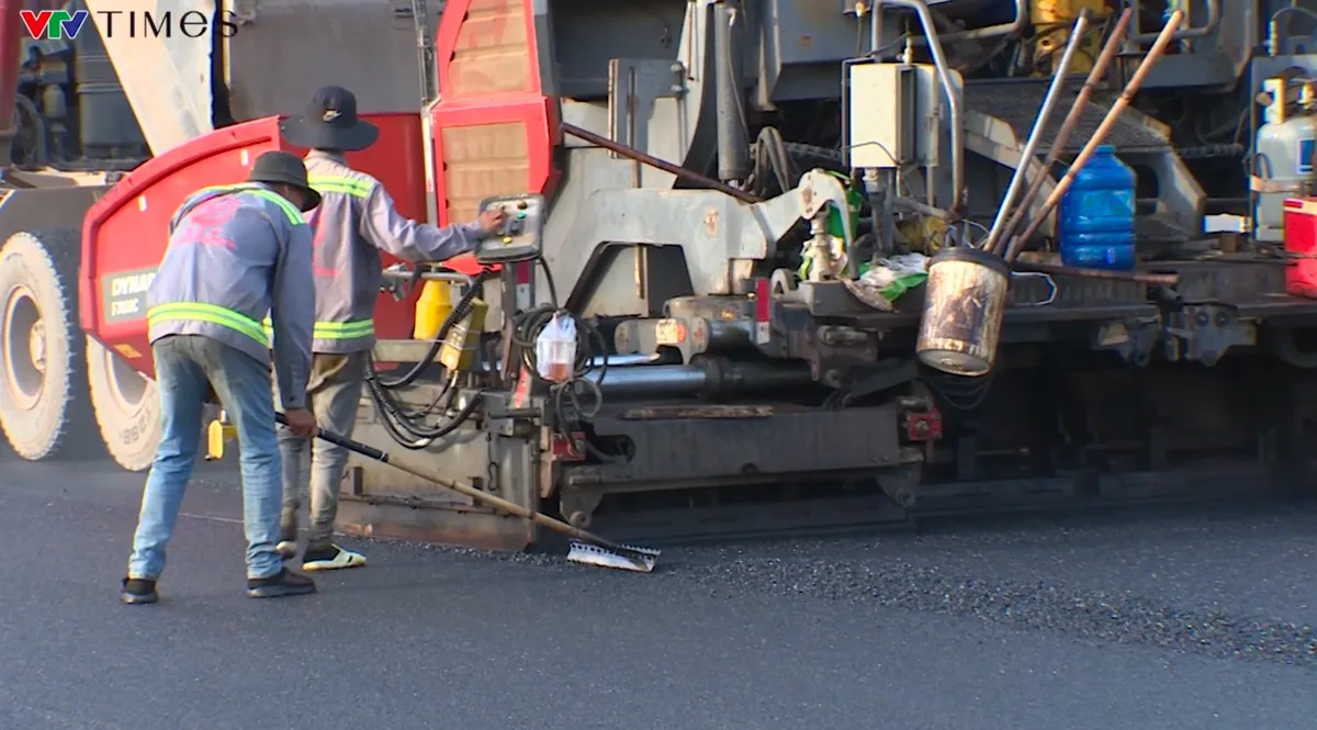 C&ocirc;ng nh&acirc;n l&agrave;m ng&agrave;y, l&agrave;m đ&ecirc;m tại dự &aacute;n đường cao tốc Bi&ecirc;n H&ograve;a - Vũng T&agrave;u để kịp th&ocirc;ng xe - Ảnh 2.