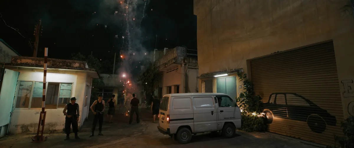 Bối cảnh địa ngục trần gian của nạn lừa đảo trong "Thi&ecirc;n đường m&aacute;u" - Ảnh 1.