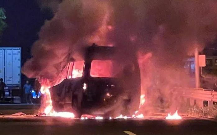 Xe cứu thương cháy ngùn ngụt sau khi tông đuôi container. Ảnh: NLĐ