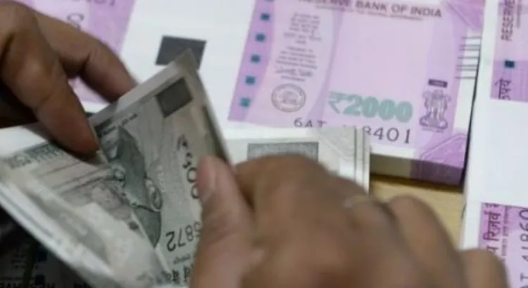 Ấn Độ ngăn đồng nội tệ giảm gi&aacute;  - Ảnh 1.