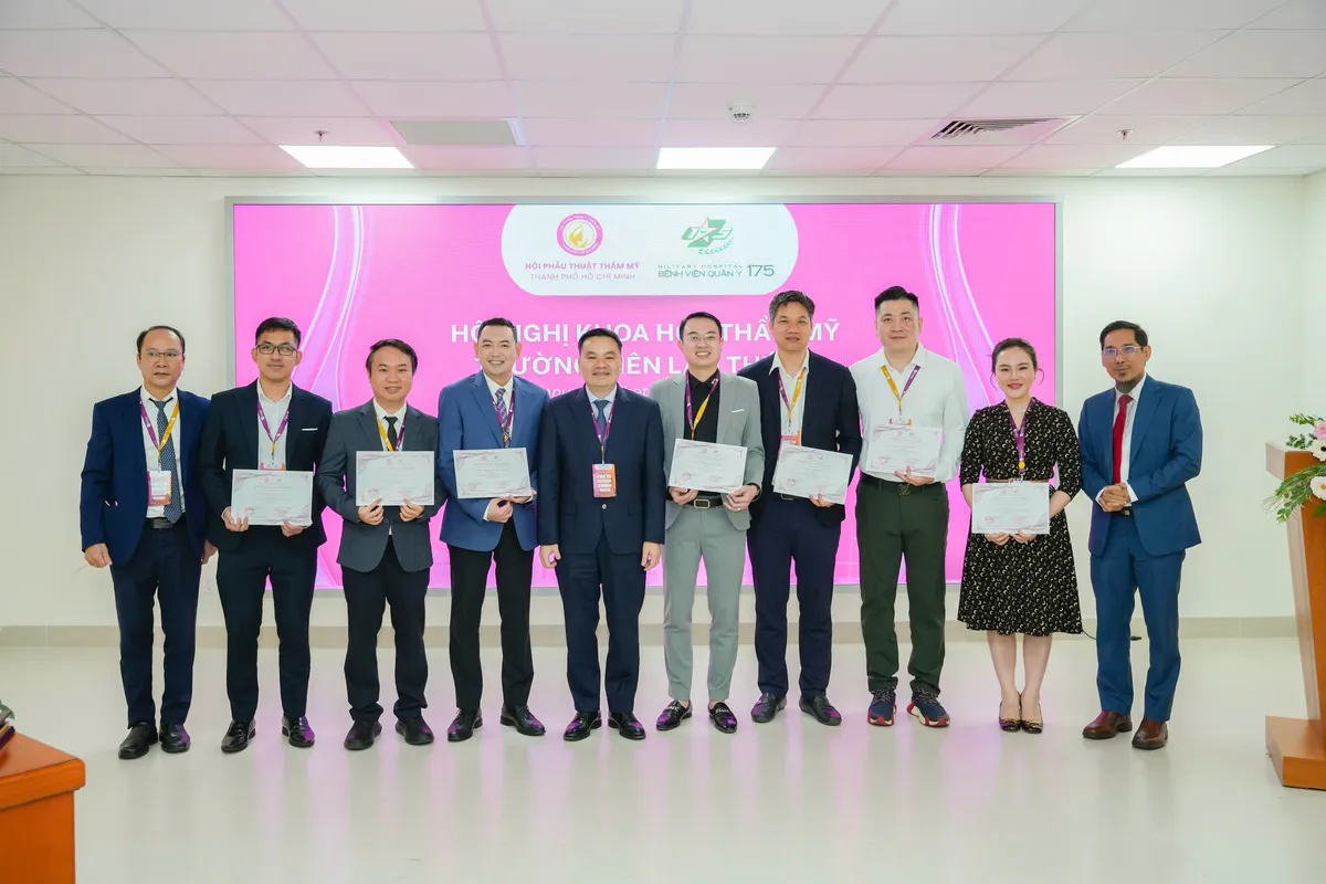 ThS. BS Cao Nguy&ecirc;n tr&igrave;nh b&agrave;y nghi&ecirc;n cứu trẻ h&oacute;a da v&ugrave;ng mắt bằng CaHA tại HSAPS 2025- Ảnh 1.