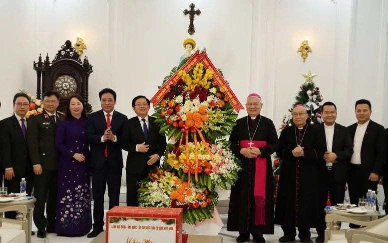 Phó Thủ tướng Hồ Quốc Dũng đến thăm, chúc mừng Giáng sinh Tổng Giáo phận Huế - Ảnh: VGP