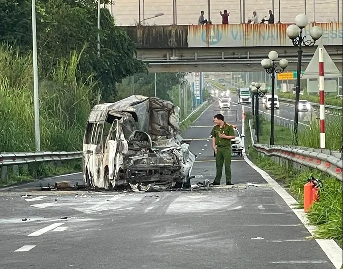  Xe cứu thương t&ocirc;ng đu&ocirc;i xe đầu k&eacute;o rồi bốc ch&aacute;y, 5 người thương vong - Ảnh 1.