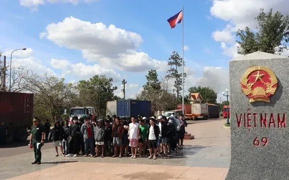 Các công dân đứng chờ, chuẩn bị được bàn giao và làm thủ tục nhập cảnh về nước