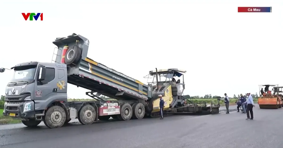 H&agrave;ng trăm c&ocirc;ng nh&acirc;n tăng ca, đẩy nhanh tiến độ dự &aacute;n an sinh x&atilde; hội ở C&agrave; Mau - Ảnh 1.