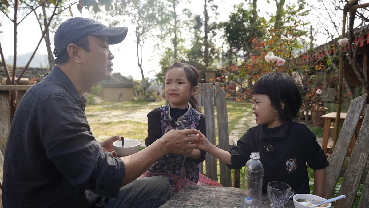 Đạo diễn của "Cha con vạn dặm" đưa hai con trải nghiệm vai tr&ograve; người chơi  - Ảnh 3.