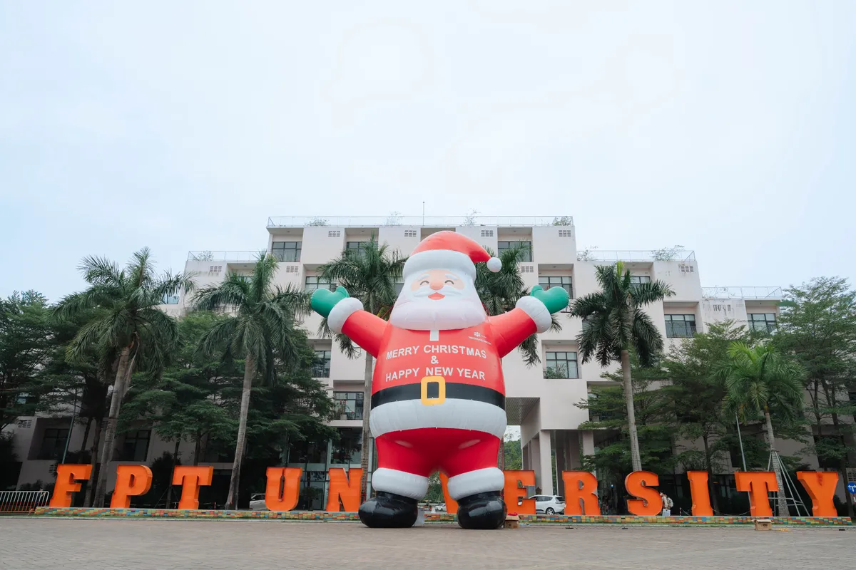  Đ&oacute;n gi&aacute;ng sinh sớm c&ugrave;ng học sinh từ gần 100 trường THPT - Ảnh 1.