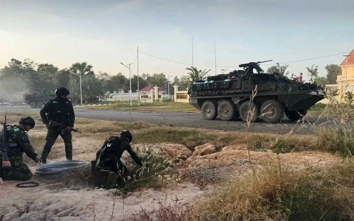 Binh sĩ, thiết giáp Thái Lan tại cửa khẩu Bueng Takuan ngày 10/12 (Ảnh: National Thailand)