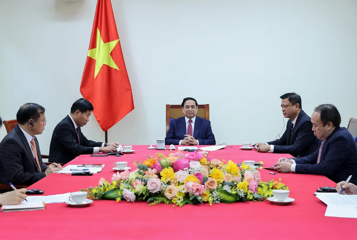 Thủ tướng Phạm Minh Ch&iacute;nh điện đ&agrave;m với Thủ tướng Singapore Lawrence Wong - Ảnh 2.