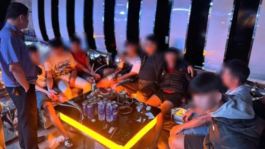 Đột k&iacute;ch qu&aacute;n bar ở Đắk Lắk, ph&aacute;t hiện 7 thanh thiếu ni&ecirc;n sử dụng ma t&uacute;y - Ảnh 1.