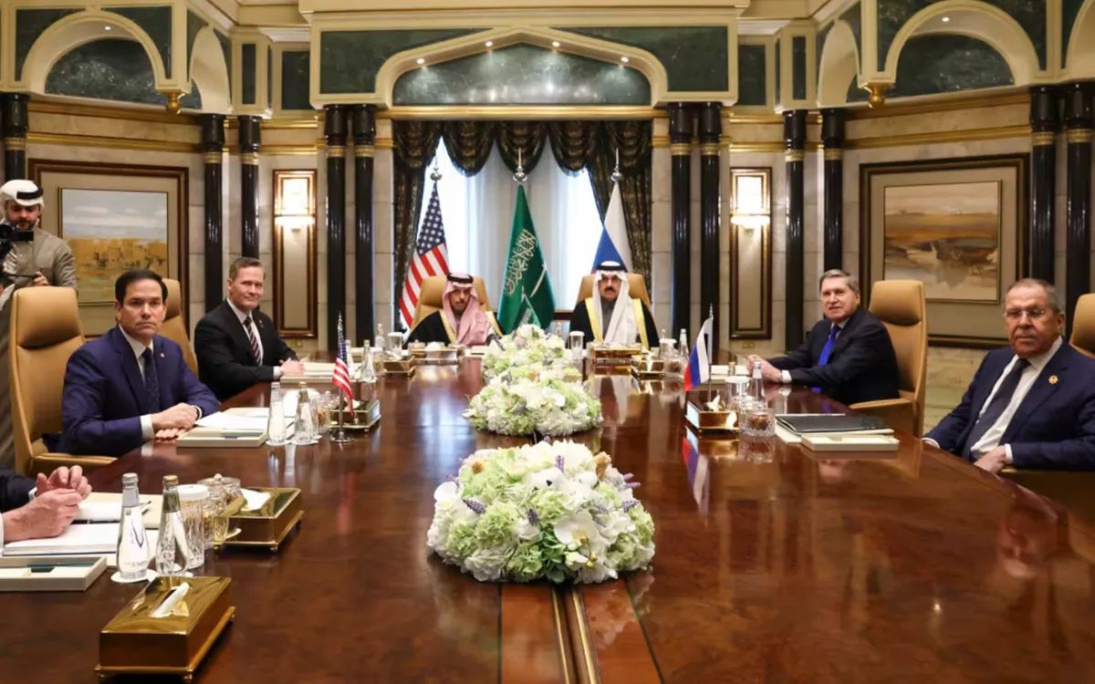 Các quan chức Mỹ và Nga gặp nhau trong cuộc đàm phán do Saudi Arabia làm trung gian tại Riyadh, ngày 18/2/2025 (Ảnh: AFP)