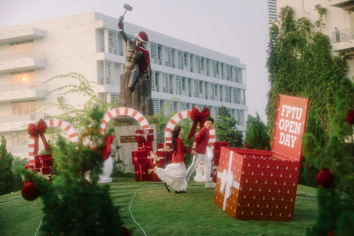  Đ&oacute;n gi&aacute;ng sinh sớm c&ugrave;ng học sinh từ gần 100 trường THPT - Ảnh 2.