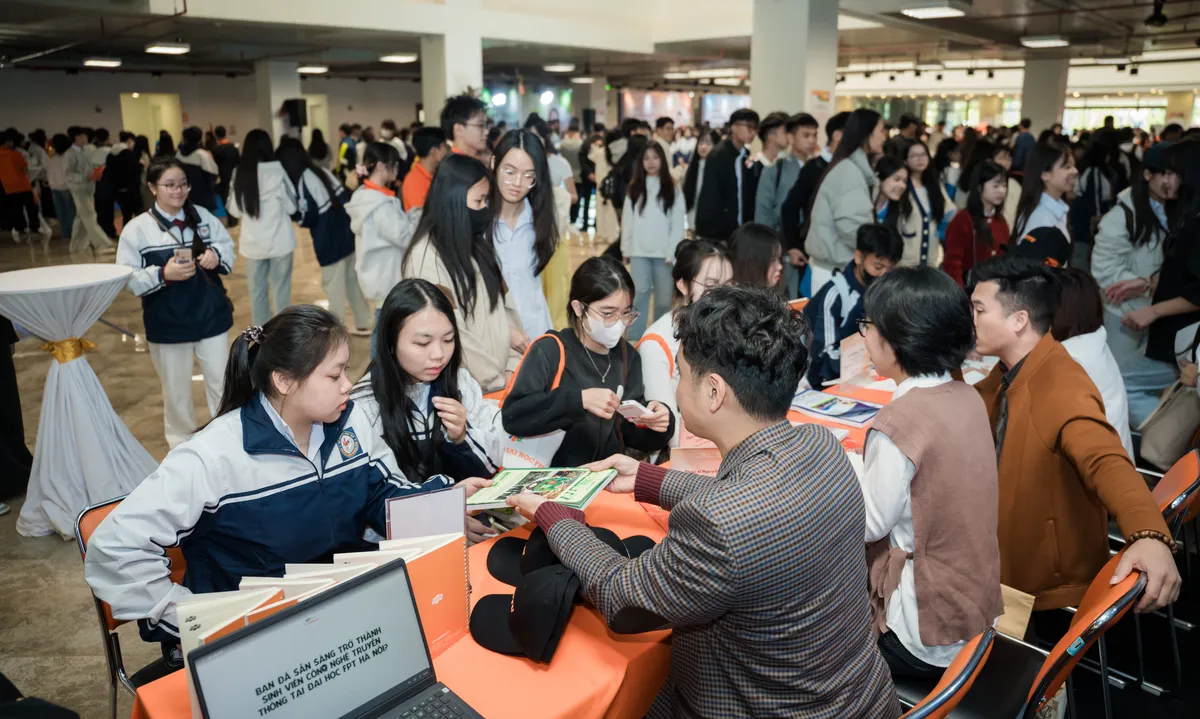  Đ&oacute;n gi&aacute;ng sinh sớm c&ugrave;ng học sinh từ gần 100 trường THPT - Ảnh 3.