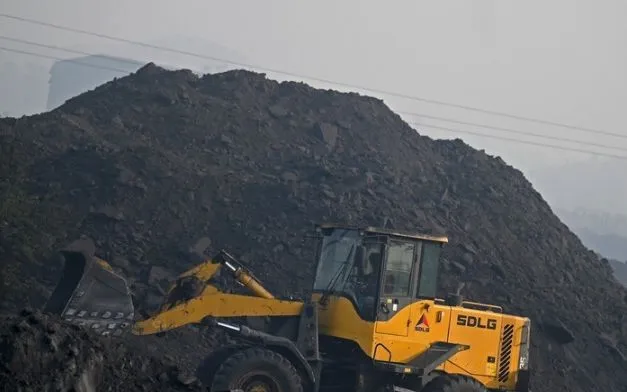 Vận chuyển than tại mỏ than ở Singrauli, bang Madhya Pradesh, Ấn Độ. (Ảnh: AFP/TTXVN)