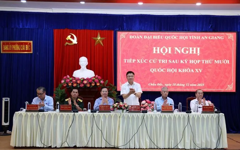 Phó Thủ tướng Lê Thành Long và đoàn đại biểu Quốc hội tỉnh An Giang tiếp xúc cử tri tại Phường Châu Đốc, tỉnh An Giang, báo cáo kết quả Kỳ họp thứ 10 Quốc hội khóa XV - Ảnh: VGP/Đức Tuân