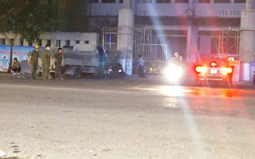 Cơ quan chức năng phong tỏa hiện trường, khám nghiệm điều tra. Ảnh: PLO