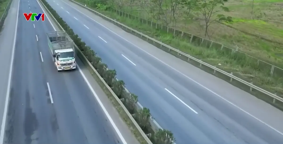 Mất an to&agrave;n giao th&ocirc;ng do mặt đường xuống cấp - Ảnh 3.