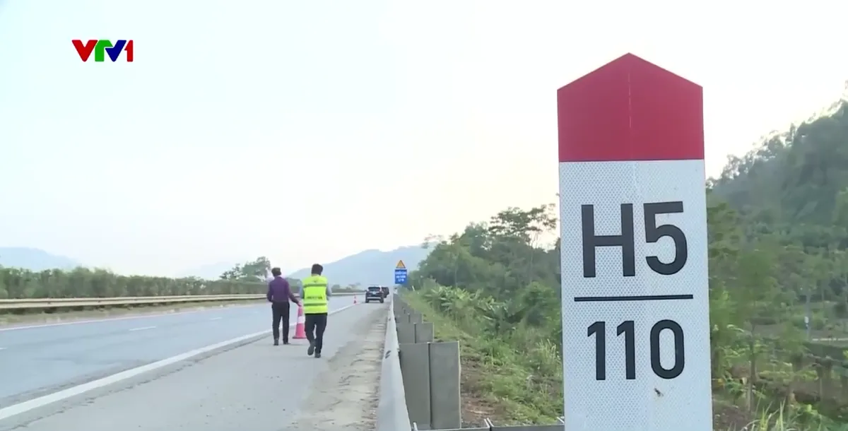 Mất an to&agrave;n giao th&ocirc;ng do mặt đường xuống cấp - Ảnh 1.