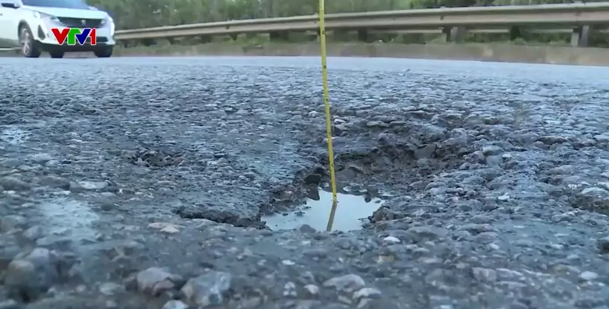 Mất an to&agrave;n giao th&ocirc;ng do mặt đường xuống cấp - Ảnh 2.