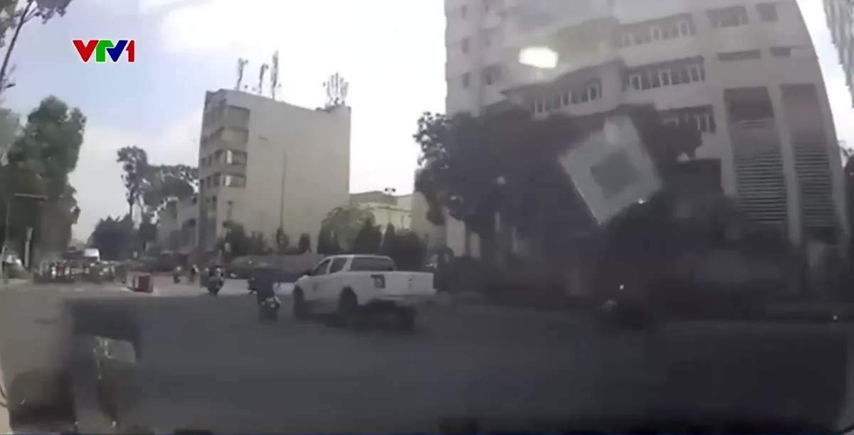 Ph&oacute;ng nhanh qua n&uacute;t giao, xe m&aacute;y bị hất văng sau c&uacute; va chạm với &ocirc; t&ocirc; - Ảnh 1.