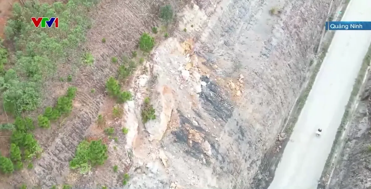 Đường sạt lở chưa khắc phục, xe tải buộc đi v&ograve;ng qua khu d&acirc;n cư - Ảnh 4.
