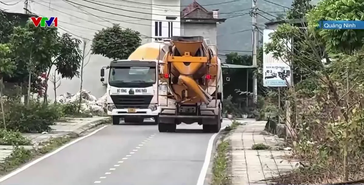 Đường sạt lở chưa khắc phục, xe tải buộc đi v&ograve;ng qua khu d&acirc;n cư - Ảnh 2.