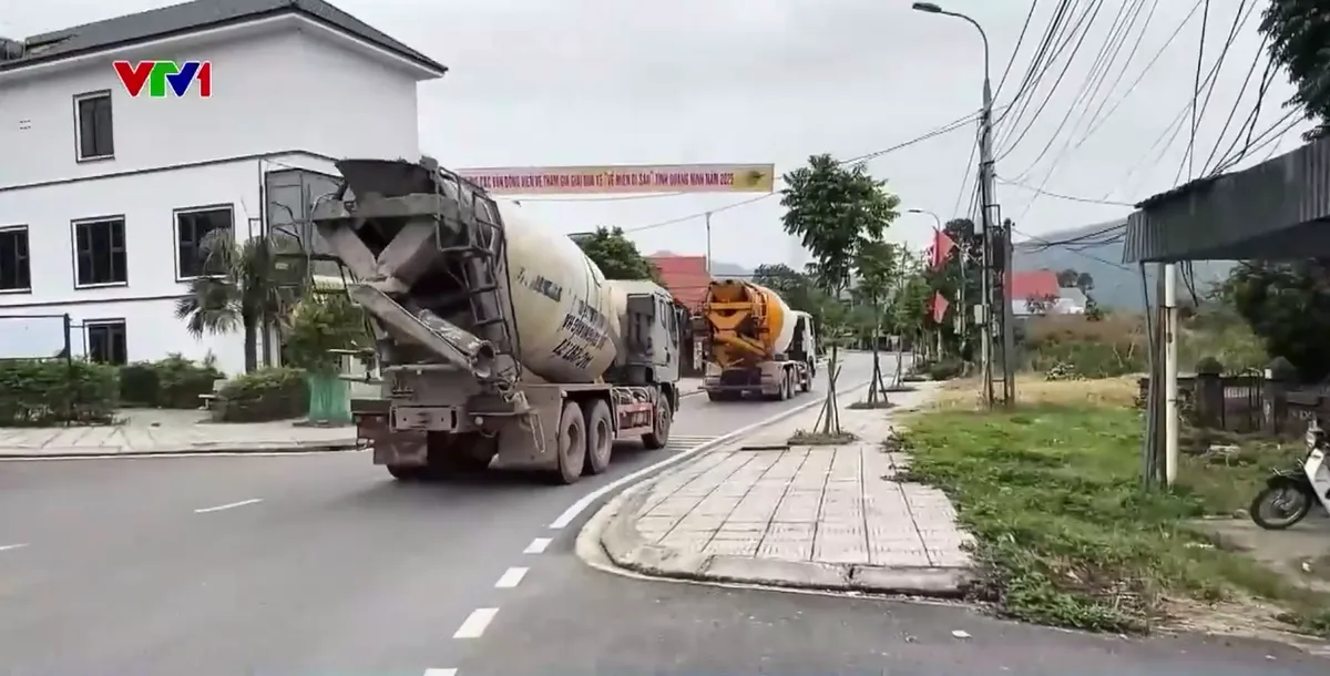 Đường sạt lở chưa khắc phục, xe tải buộc đi v&ograve;ng qua khu d&acirc;n cư - Ảnh 3.