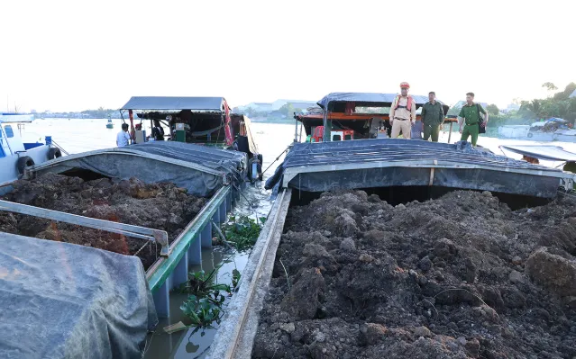 Sà lan chở số lượng lớn đất không có hóa đơn chứng từ bị lực lượng chức năng phát hiện, bắt giữ. Ảnh: CA TP.HCM