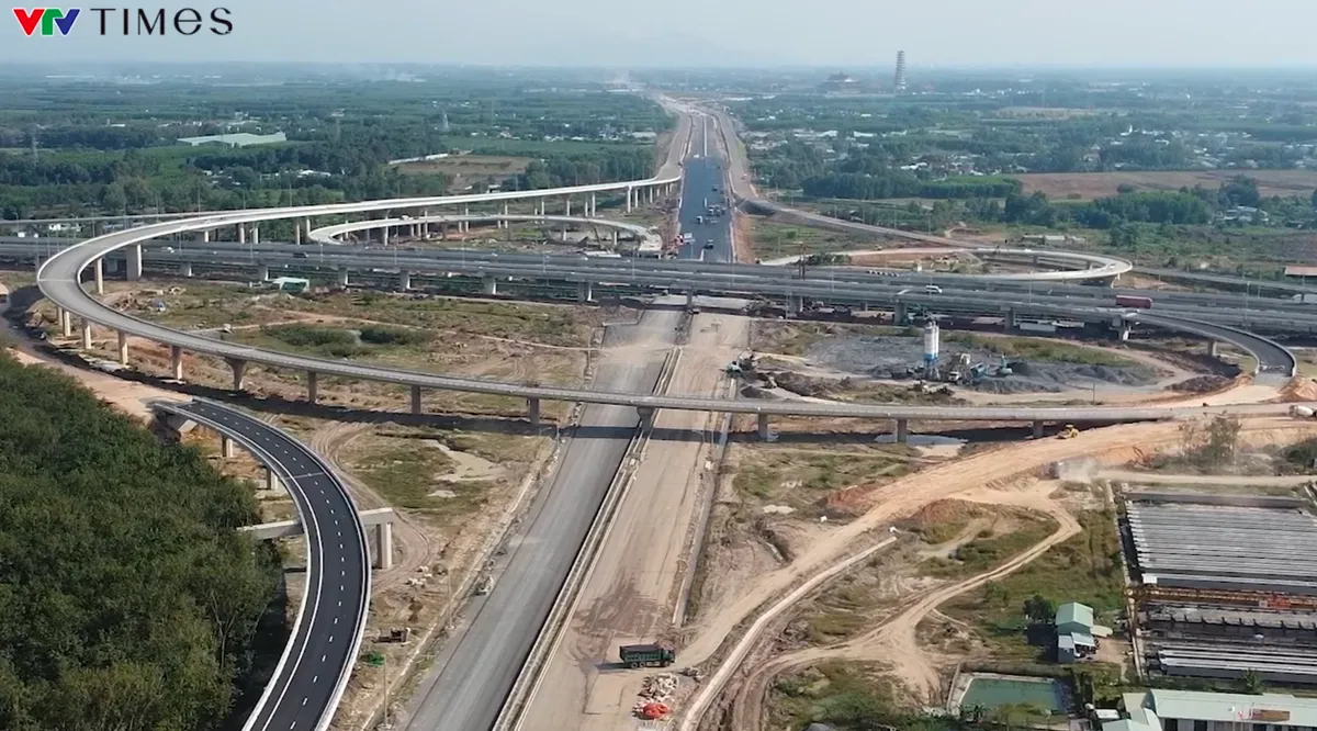 C&ocirc;ng nh&acirc;n l&agrave;m ng&agrave;y, l&agrave;m đ&ecirc;m tại dự &aacute;n đường cao tốc Bi&ecirc;n H&ograve;a - Vũng T&agrave;u để kịp th&ocirc;ng xe - Ảnh 5.