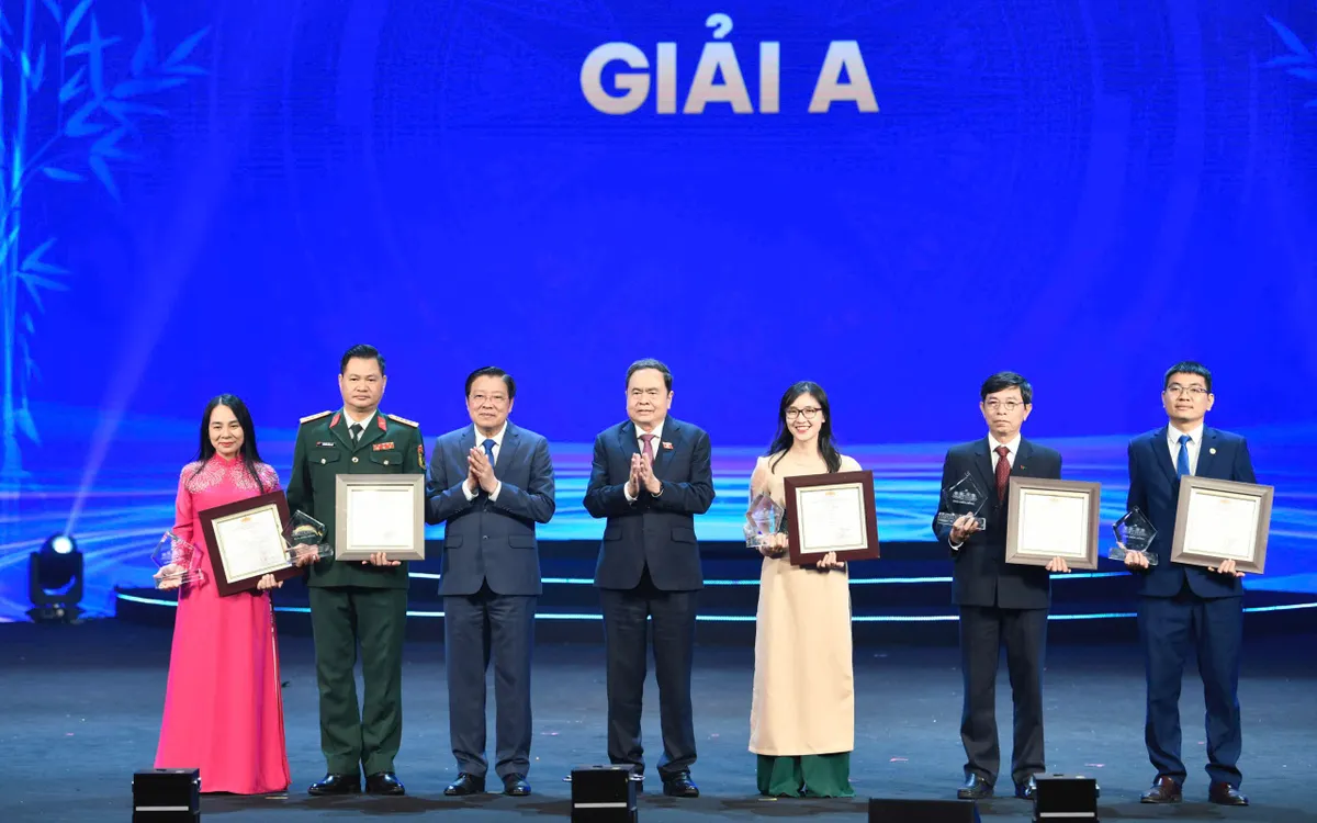 Tác giả, nhóm tác giả nhận giải A. (Ảnh: BTC)