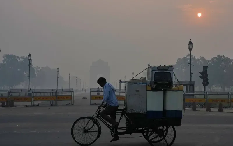 Người dân đi bộ trong làn sương mù ô nhiễm tại New Delhi, Ấn Độ, ngày 15/12/2025 (Ảnh: AP)