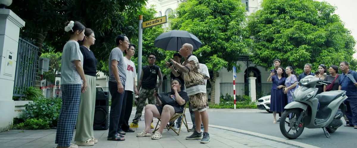 Th&aacute;i Sơn t&aacute;i xuất với m&agrave;n m&ocirc;i giới bất động sản ở tập 9 Gia đ&igrave;nh tr&aacute;i dấu - Ảnh 1.