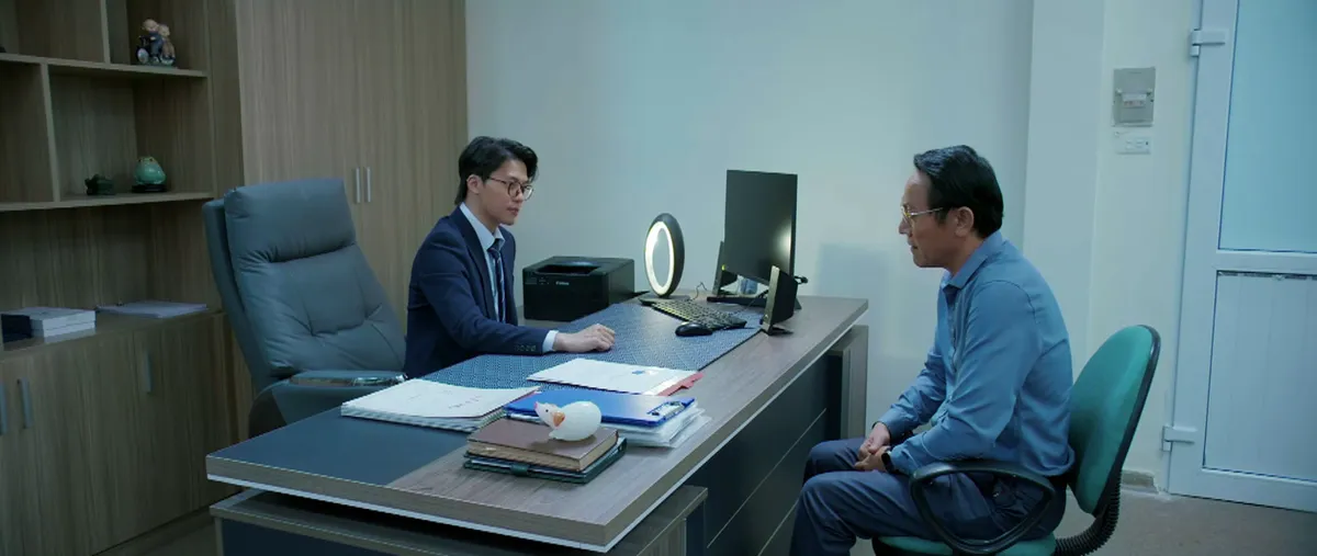 Th&aacute;i Sơn t&aacute;i xuất với m&agrave;n m&ocirc;i giới bất động sản ở tập 9 Gia đ&igrave;nh tr&aacute;i dấu - Ảnh 5.