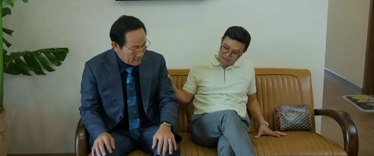 Th&aacute;i Sơn t&aacute;i xuất với m&agrave;n m&ocirc;i giới bất động sản ở tập 9 Gia đ&igrave;nh tr&aacute;i dấu - Ảnh 9.